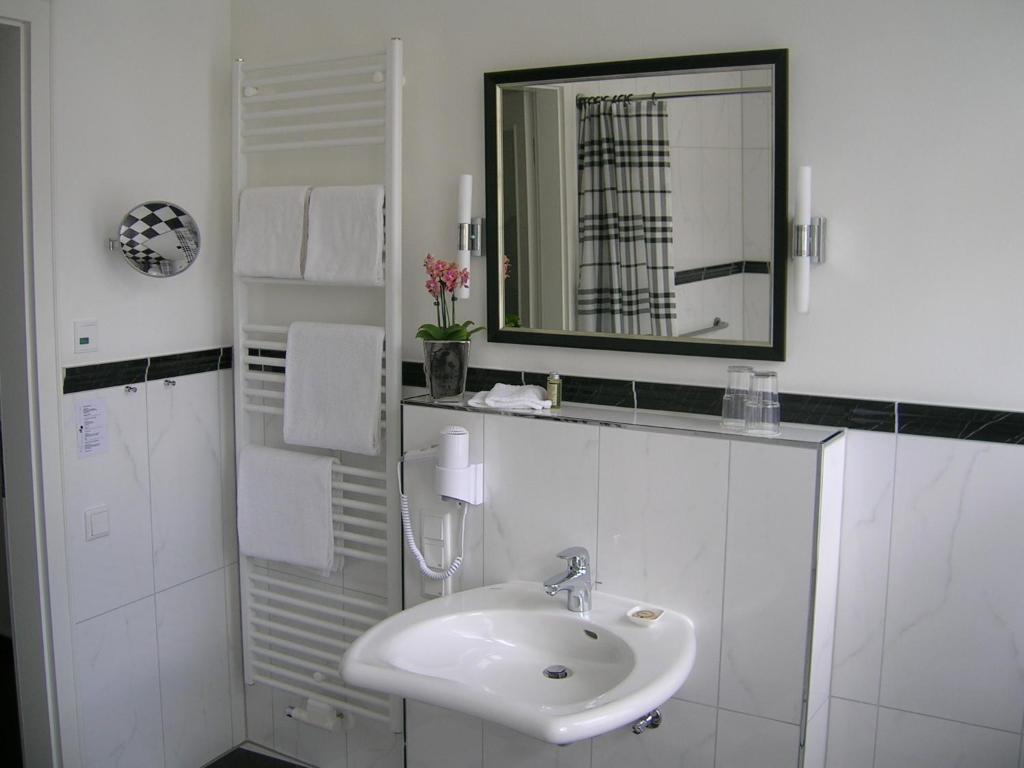 Hotel & Cafe Kleinergruenauer Bad Salzuflen Room photo